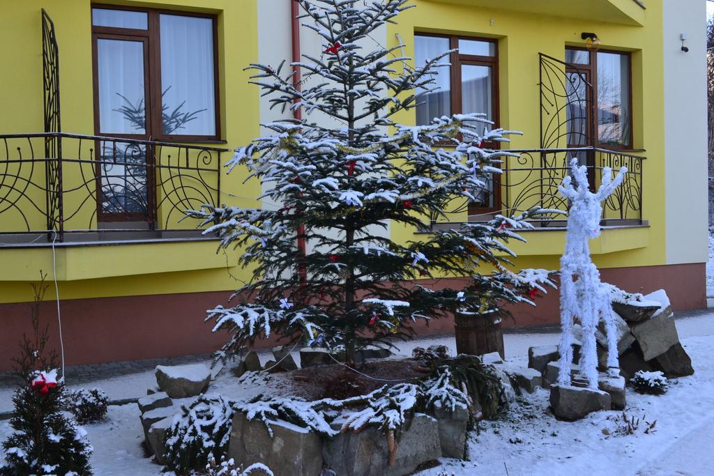 Hotel Restaurant Vizit Truskavets Exterior foto
